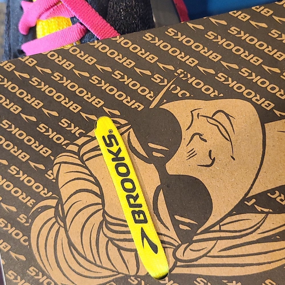 BNEW UNUSED BROOKS NEON YELLOW FLAT SHOELACES SHOE LACES UNISEX 46 INCHES